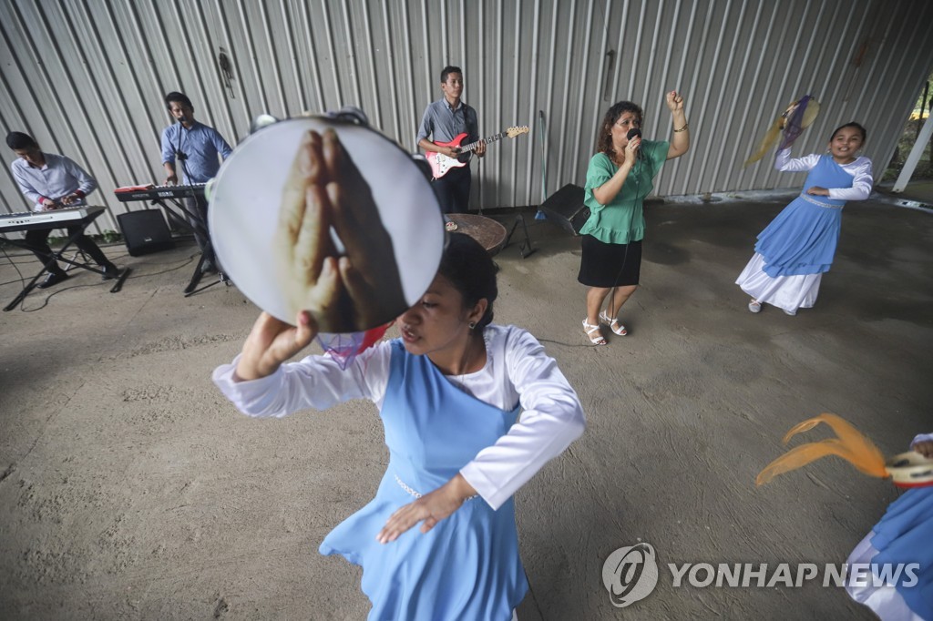 니카라과 한 교회에서 마스크 없이 노래하는 사람들