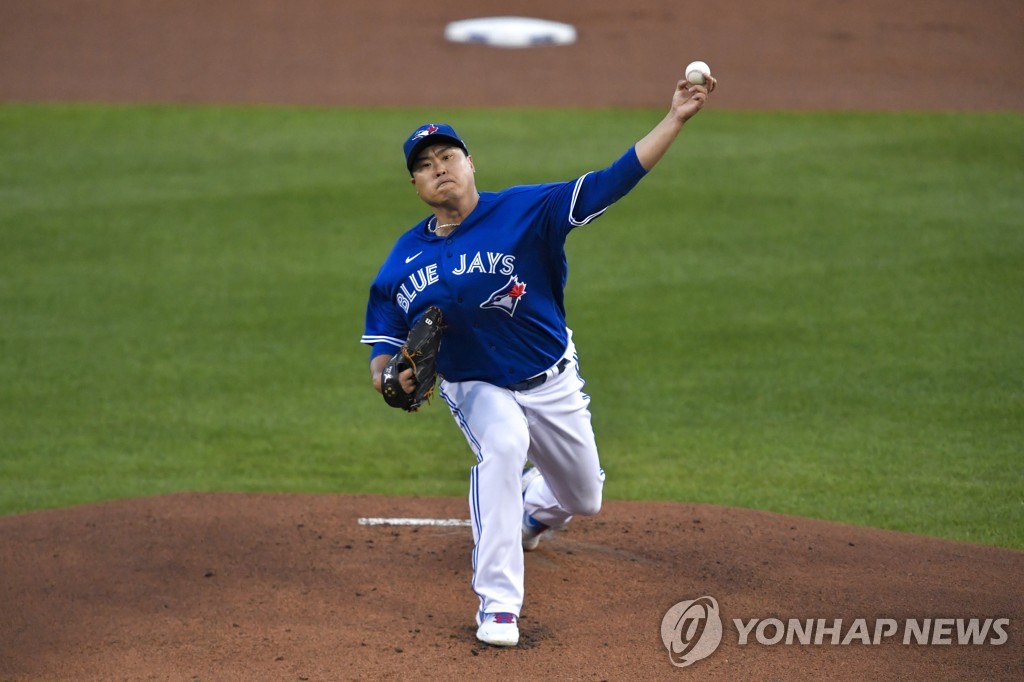 In this Associated Press file photo from Sept. 24, 2020, Ryu Hyun-jin of the Toronto Blue Jays pitches against the New York Yankees in the top of the first inning of a Major League Baseball regular season game at Sahlen Field in Buffalo, New York. (Yonhap)