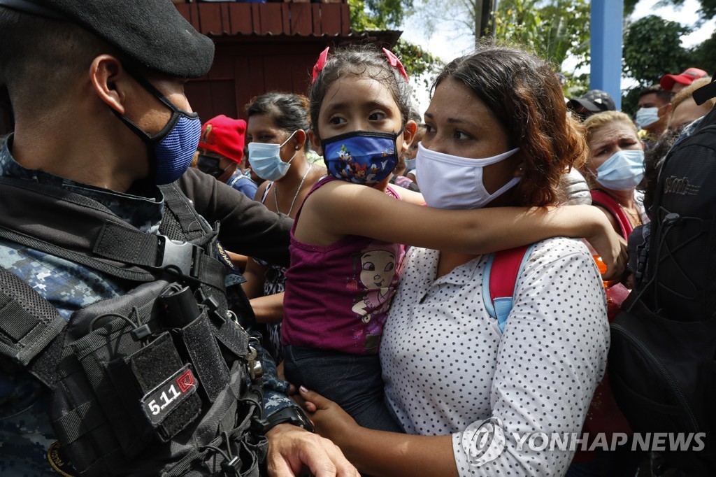 과테말라 진입 시도하는 온두라스 이민자들