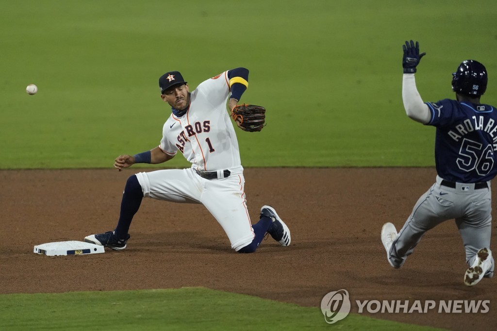 알투베의 결정적인 송구 실책…공 못 잡은 코레아 