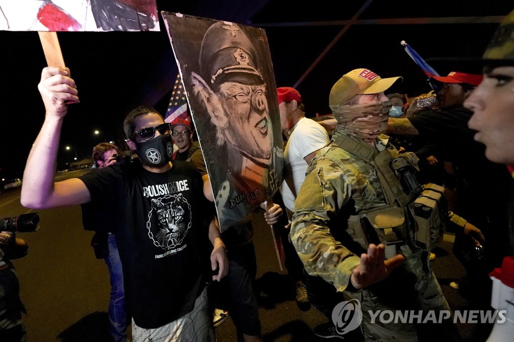 '트럼프 대통령은 나치 돼지' 그림 들고 나온 시위자
