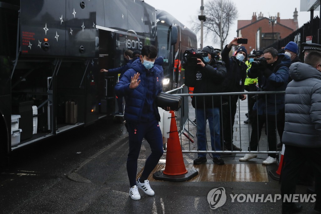 토트넘 홋스퍼의 손흥 민이 필드에 도착하자 악수를한다.