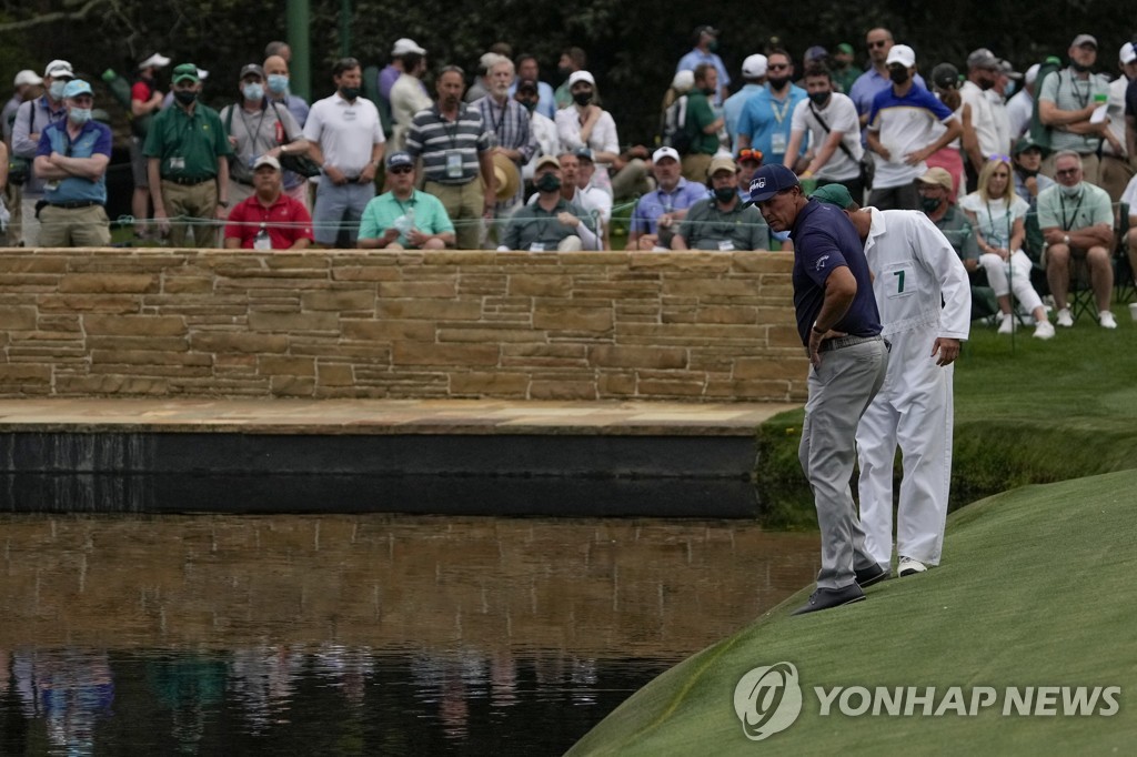 15번 홀에서 공을 물에 빠트린 미컬슨