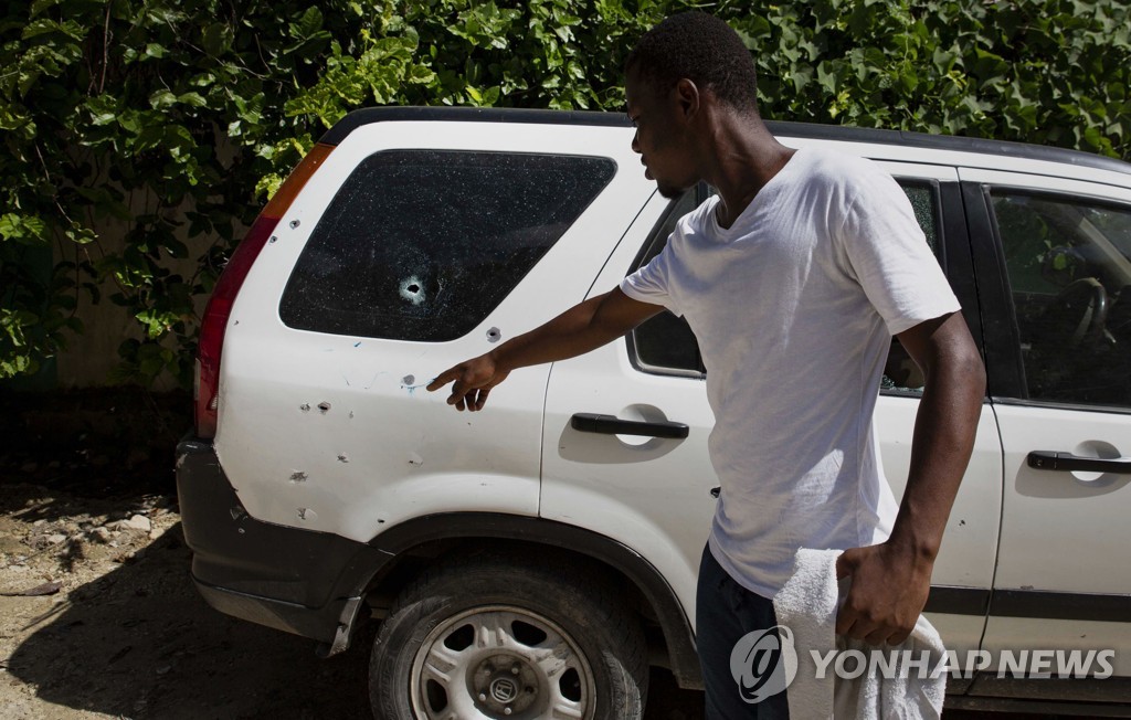 아이티 대통령 사저 밖에 주차된 차량에 총격 흔적