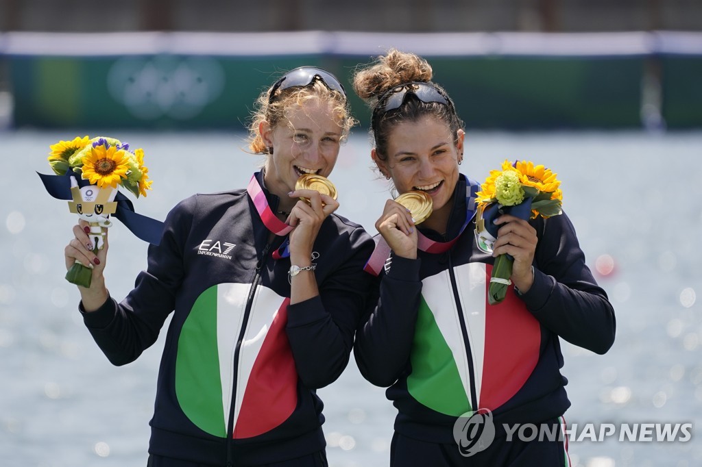 조정에서 금메달을 따낸 이탈리아 선수들.
