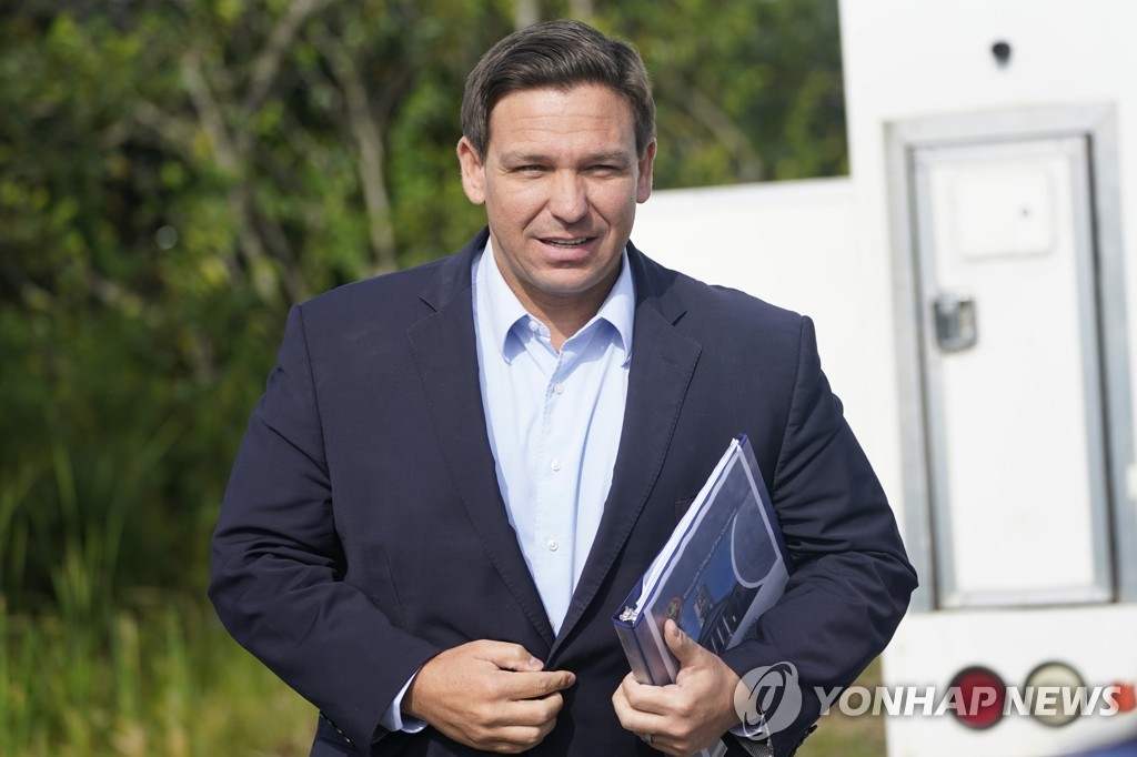 기자회견하는 드샌티스 주지사