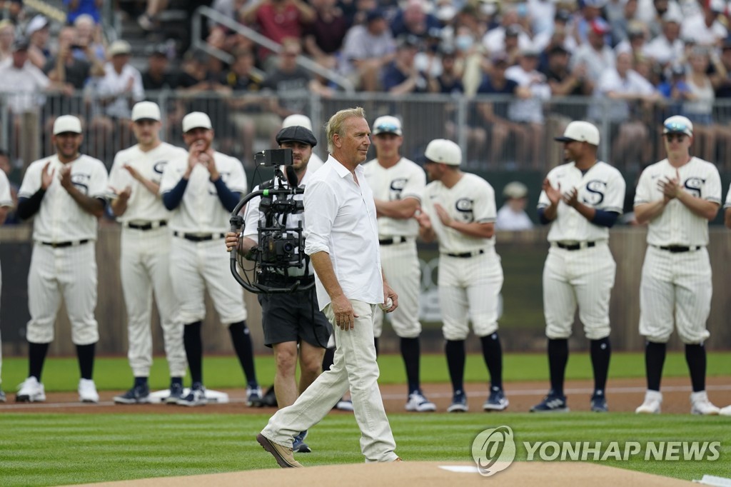옥수수밭 임시 야구장 마운드에 선 영화배우 케빈 코스트너