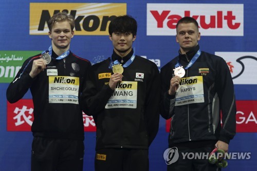 쇼트코스 세계선수권대회 자유형 200ｍ에서 금메달을 딴 황선우(가운데).