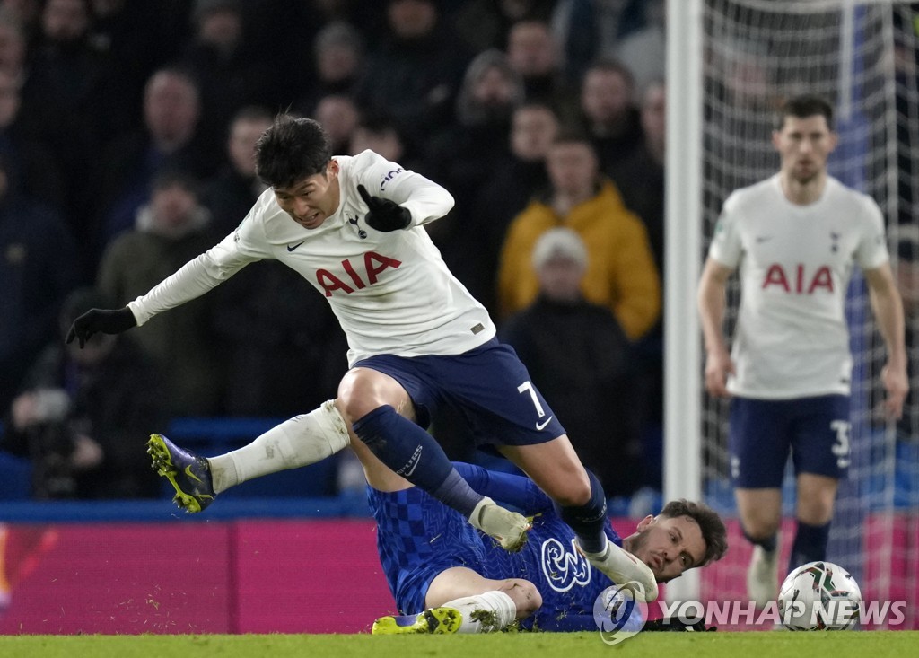 Son Heung-min of Tottenham Hotspur (top) battles Saul of Chelsea for the ball during the first leg of the Carabao Cup semifinals at Stamford Bridge in London on Jan. 5, 2022.(Yonhap)