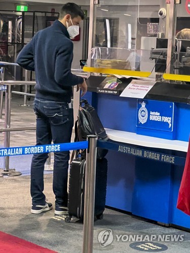 5일 호주 멜버른 공항에서 입국 심사를 받는 조코비치. 
