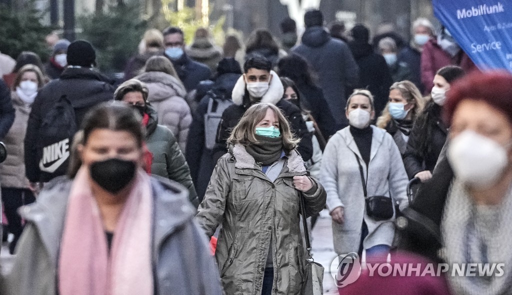 지난 1월 독일의 한 쇼핑가를 사람들이 마스크를 쓴채 걸어가고 있다. [AP 연합뉴스 자료사진]