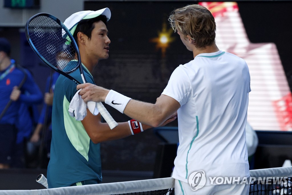In this Associated Press photo, Kwon Soon-woo of South Korea (L) and Denis Shapovalov of Canada acknowledge each other after Shapovalov's five-set victory in the second round men's singles match of the Australian Open at Margaret Court Arena in Melbourne on Jan. 19, 2022. (Yonhap)