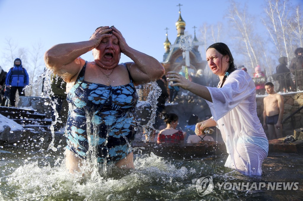'얼음물 속에 풍덩'…러시아 주현절 축제 풍경