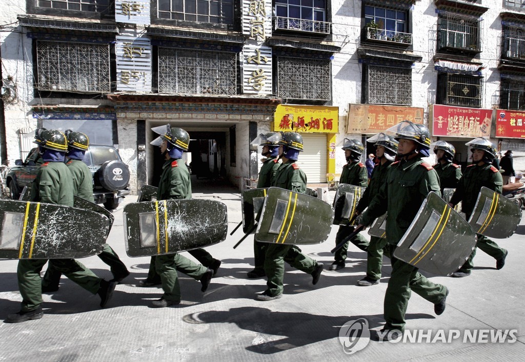 2008년 3월 라싸 시위를 진압하는 중국 당국