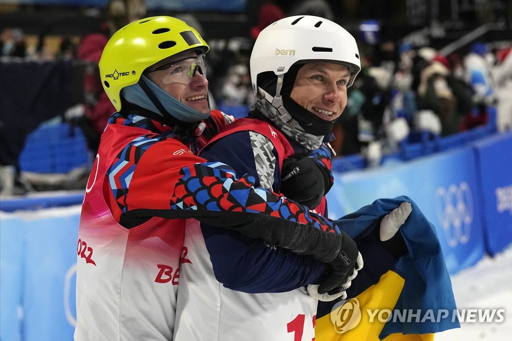 러시아올림픽위원회의 부로프(왼쪽)가 은메달을 딴 우크라이나의 아브라멘코를 껴안고 축하해주고 있다.