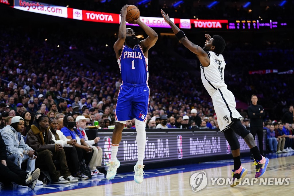 필라델피아 제임스 하든이 NBA 통산 3점 슛 단독 3위에 오르는 순간.