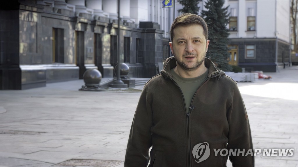 Ukrainian President Volodymyr Zelensky filmed on the streets of Kiiu