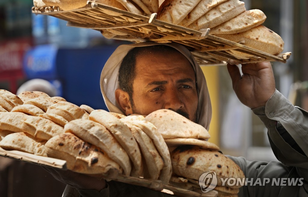 이집트 카이로 구시가지의 빵 상인.
