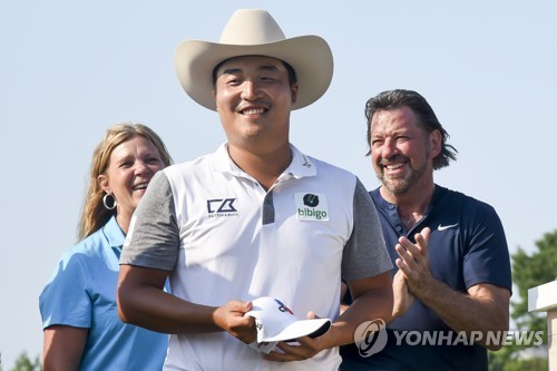 Family affair: Lee Kyoung-hoon celebrates 2nd career PGA Tour win in front of baby daughter, parents