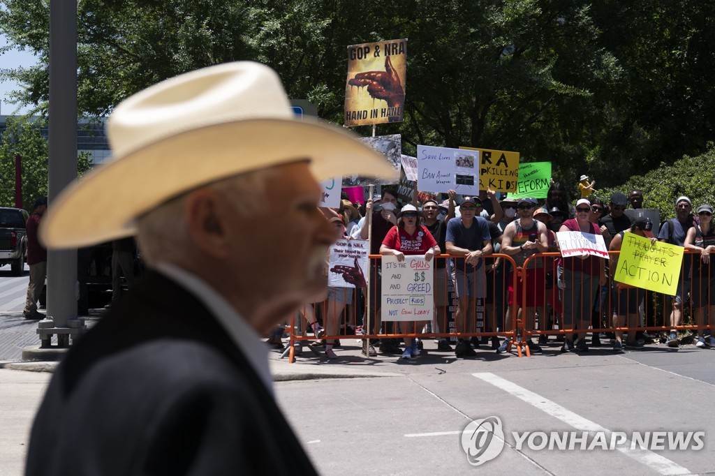 NRA 회원이 걸어가자 야유하는 시위대