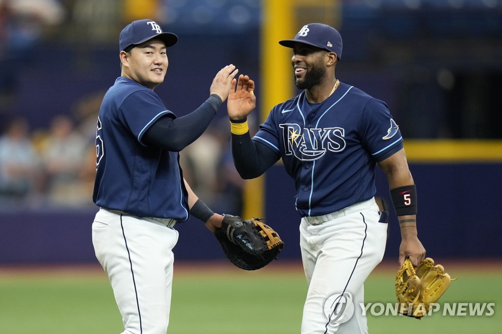 In this Associated Press photo, Choi Ji-man of the Tampa Bay Rays (L) celebrates with teammate Yandy Diaz after their 2-1 victory over the St. Louis Cardinals in a Major League Baseball regular season game at Tropicana Field in St. Petersburg, Florida, on June 9, 2022. (Yonhap)