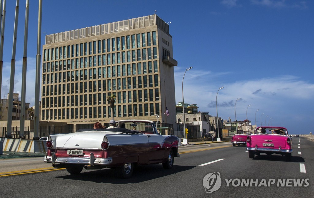 쿠바 주재 미국 대사관 옆 도로를 지나가는 클래식 자동차