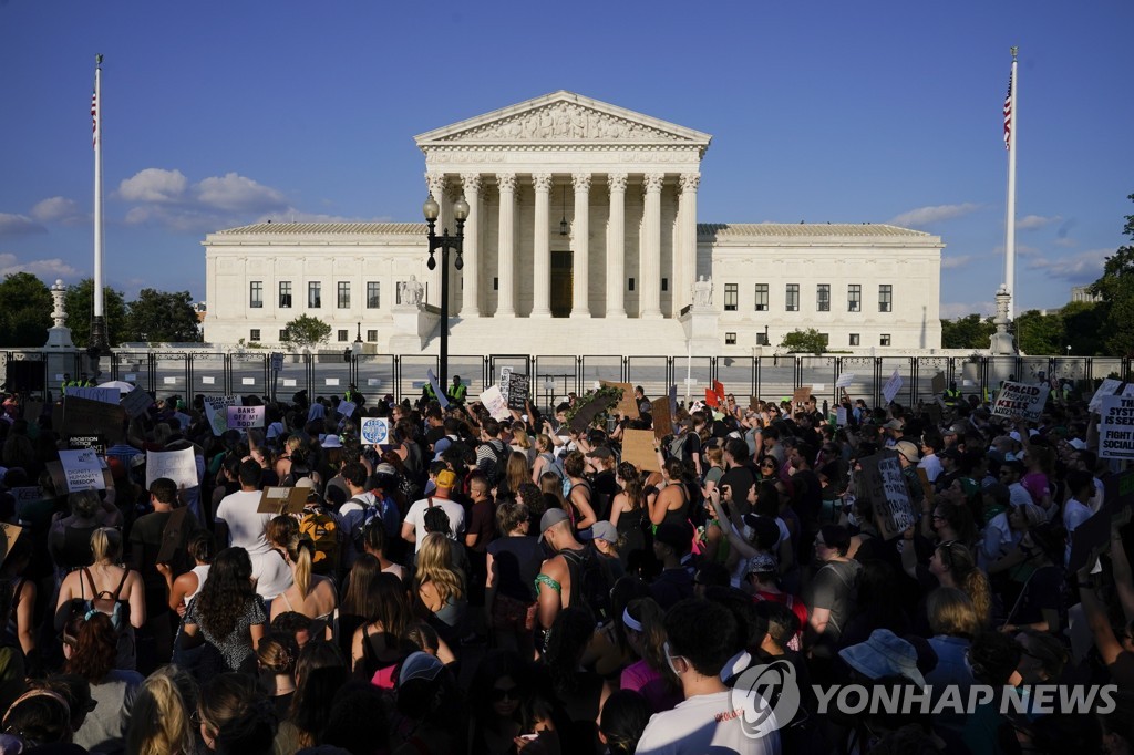 24일(현지시간) 낙태권을 폐지한 미국 연방대법원 앞에 모여든 군중 