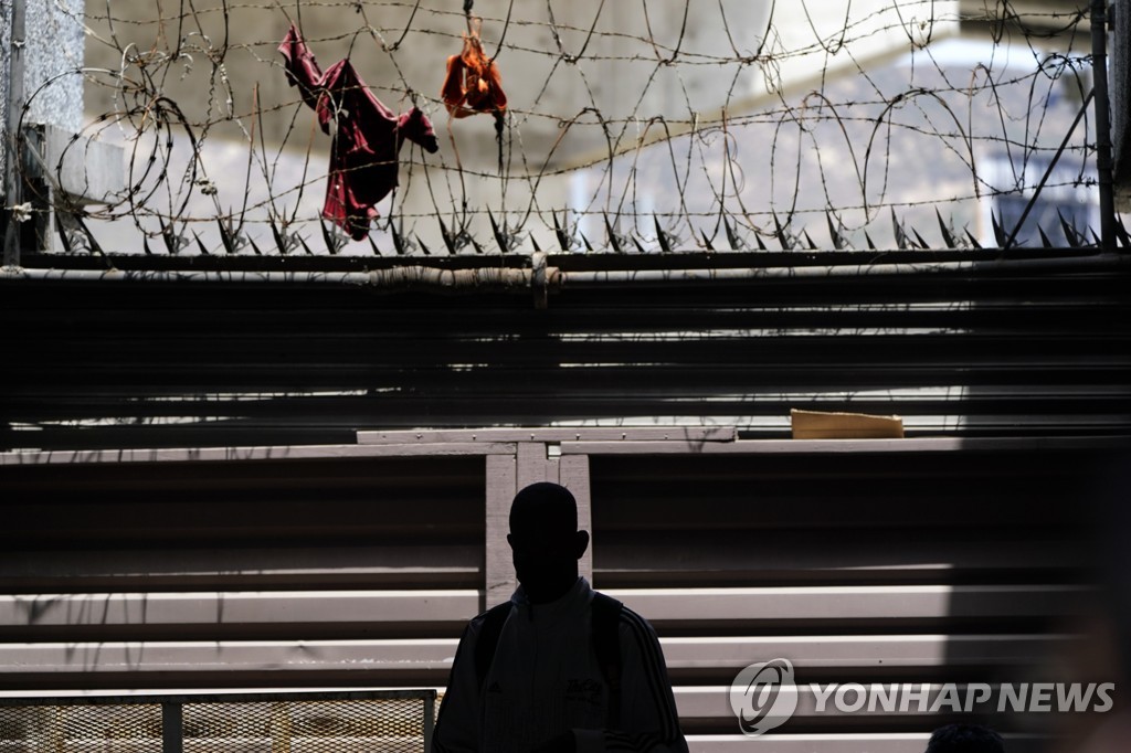 멕시코 북서부 국경도시 티후아나에서 기다리고 있는 아이티 이민자
