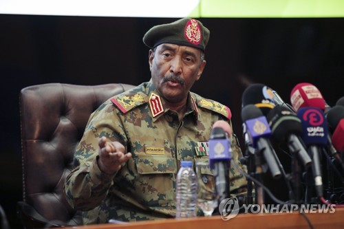 쿠데타 수단 군부 "민간주도 과도정부 위해 정치논의서 빠질것"