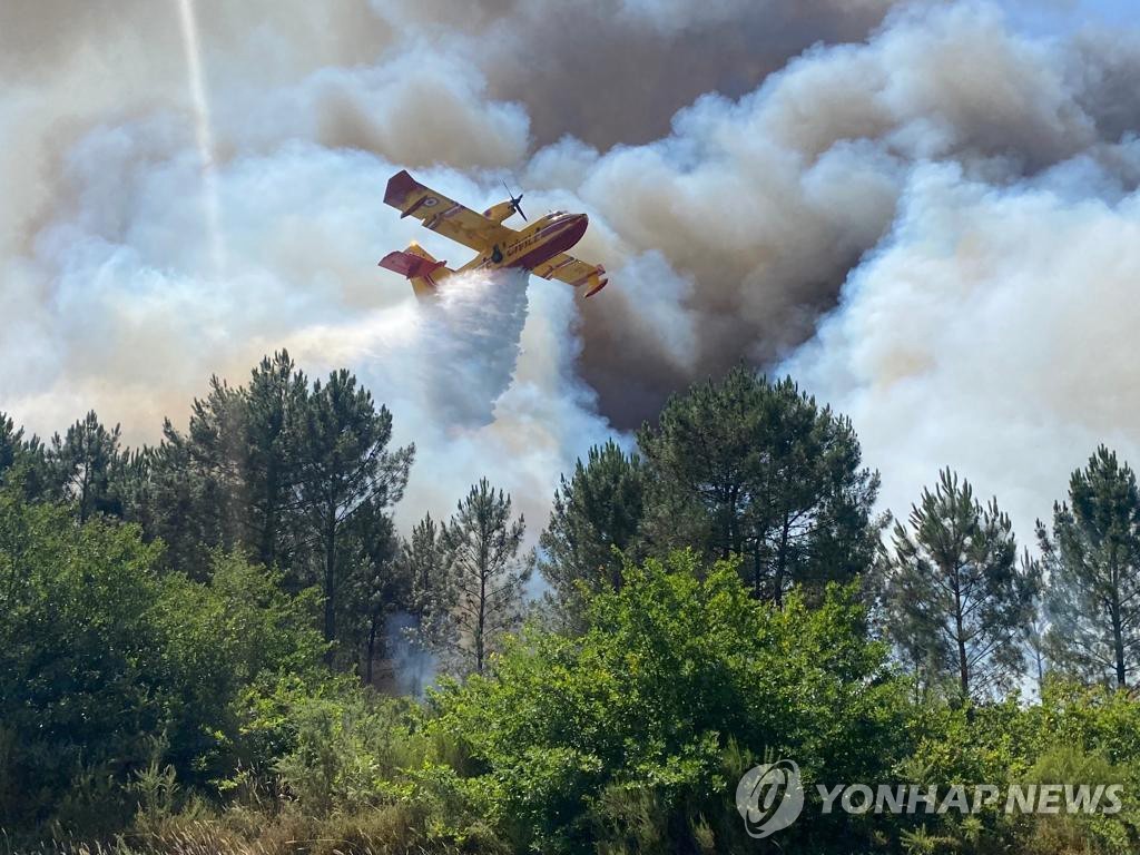 Firefighting plane fighting wildfires