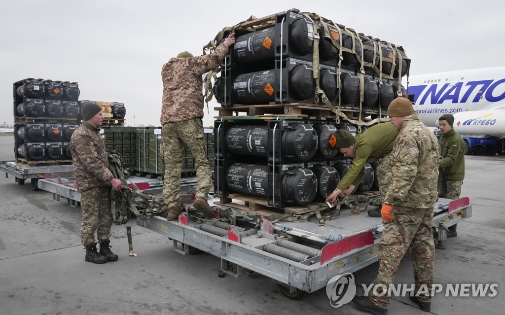 미국이 지원한 재블린 대전차 미사일이 우크라이나에 도착한 모습