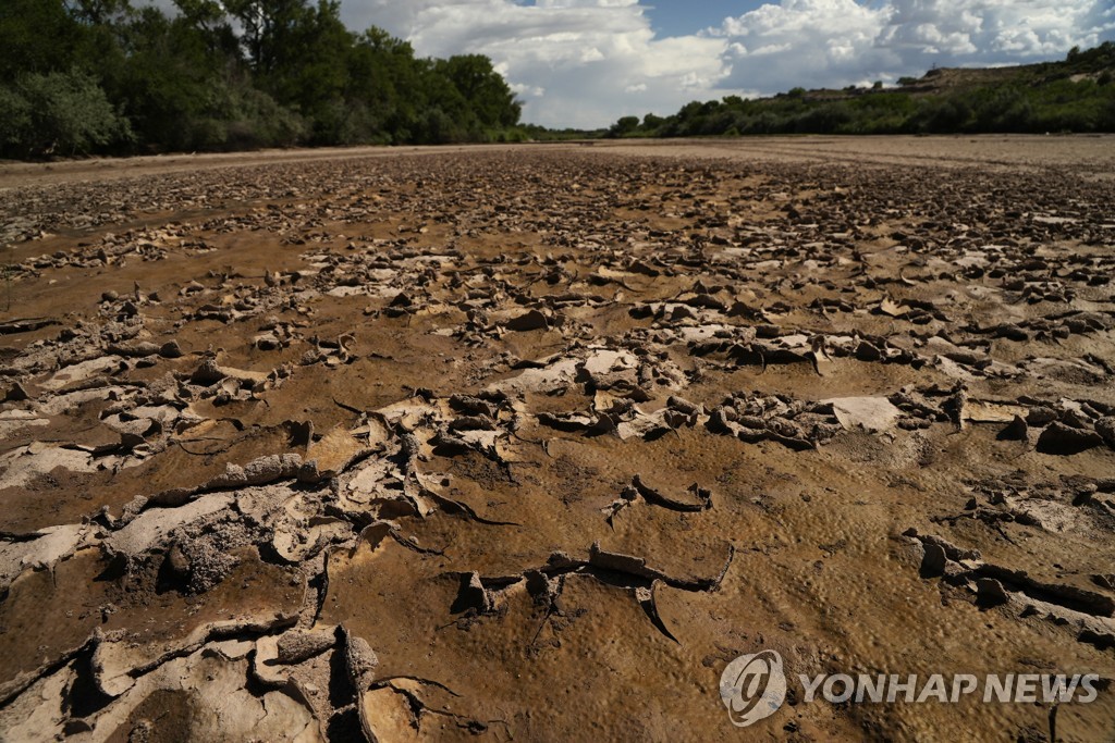 가뭄으로 바닥이 드러난 리오그란데강