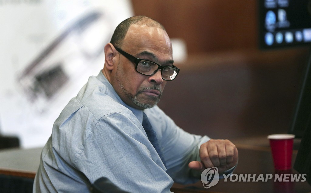 학생에 총 쏜 숀 해리슨 교장