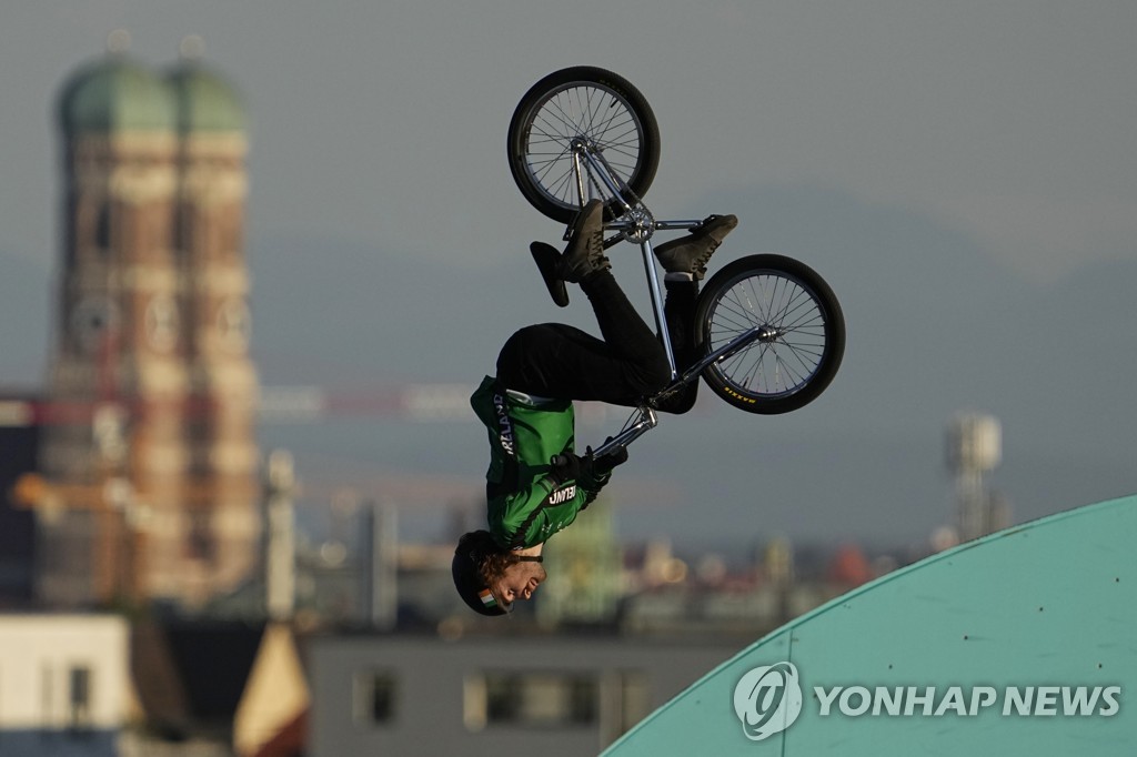 ′하늘을 나는 자전거 기술′…유럽 BMX 선수권대회 