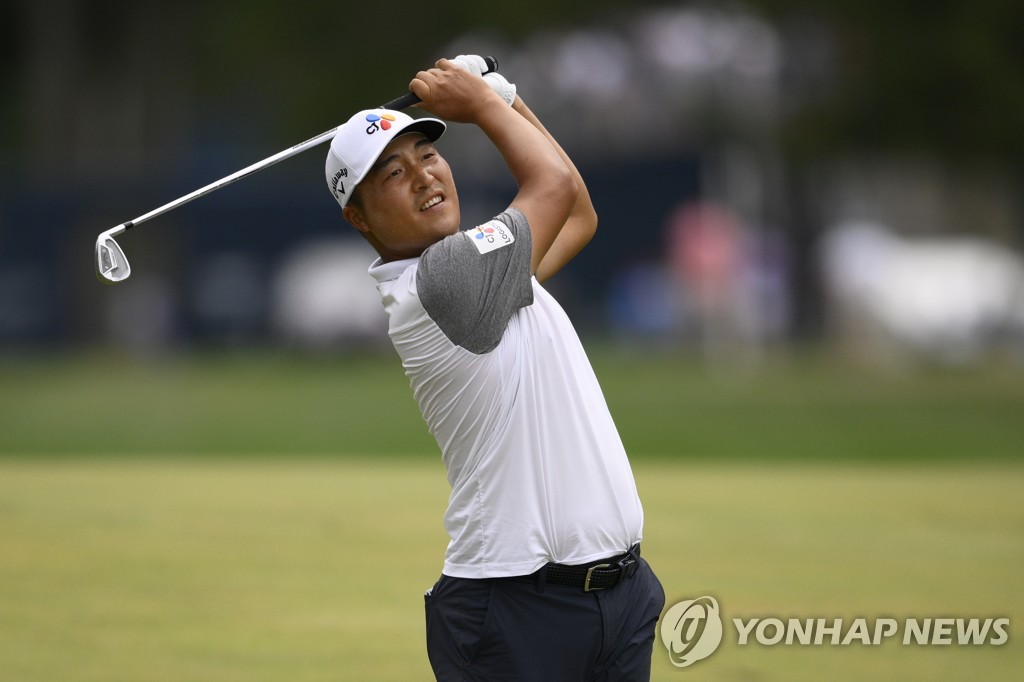 In this Associated Press photo, Lee Kyoung-hoon of South Korea watches his shot from the 18th fairway during the final round of the BMW Championship at Wilmington Country Club in Wilmington, Delaware, on Aug. 21, 2022. (Yonhap)