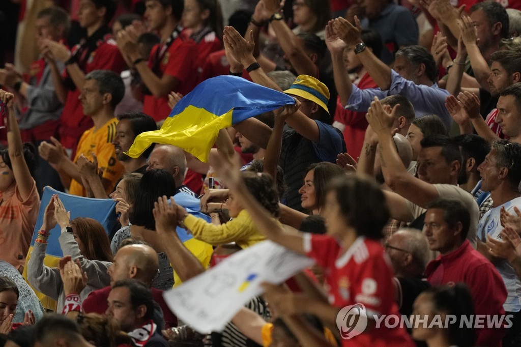 우크라이나 프로축구 디나모 키이우를 응원하는 팬들