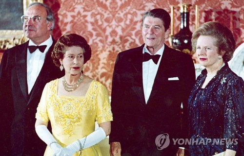 로널드 레이건 미국 대통령(오른쪽에서 두번째)의 1984년 6월 모습. 맨 오른쪽은 마거릿 대처 영국 총리, 왼쪽에서 두 번째는 엘리자베스 2세 영국 여왕.