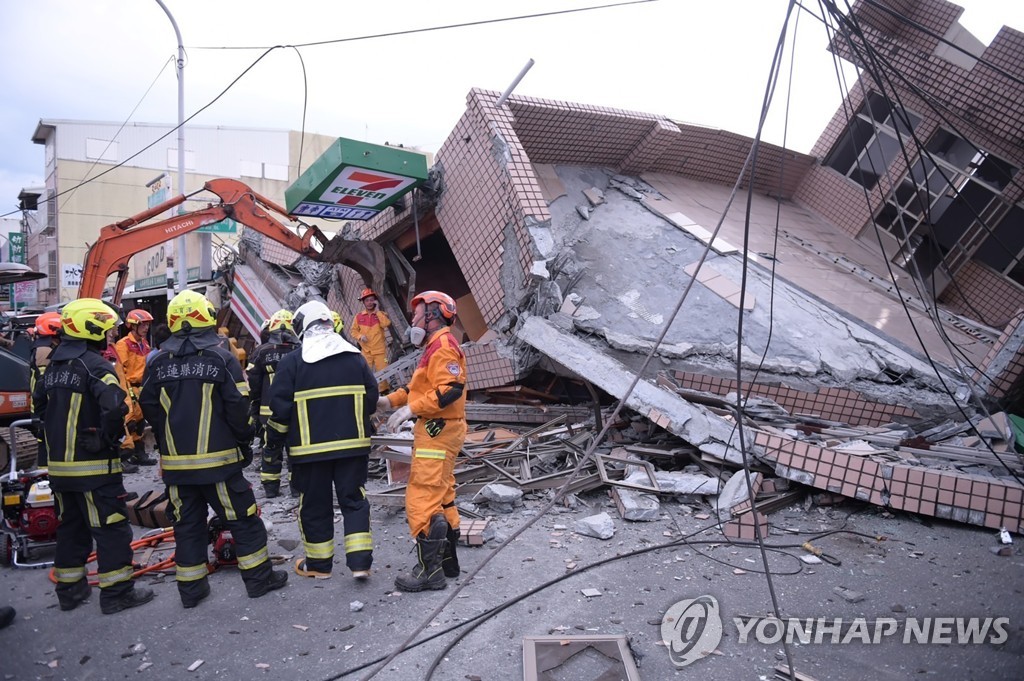 대만 이틀째 규모 5∼6 지진…건물·다리 무너지고 열차 탈선