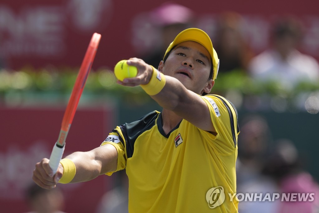 In this Associated Press photo, Kwon Soon-woo of South Korea prepares to serve to Jenson Brooksby of the United States during their men's singles round of 16 match at the ATP Eugene Korea Open at Olympic Park Tennis Center in Seoul on Sept. 29, 2022. (Yonhap)