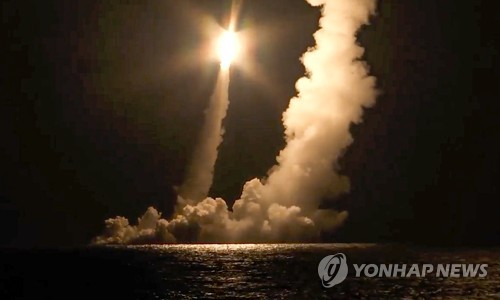 러시아 국방부가 공개한 영상에서 2020년 12월 군사훈련 중 대륙간탄도미사일이 발사되는 모습. [AP=연합뉴스 자료사진, DB 및 재판매 금지]