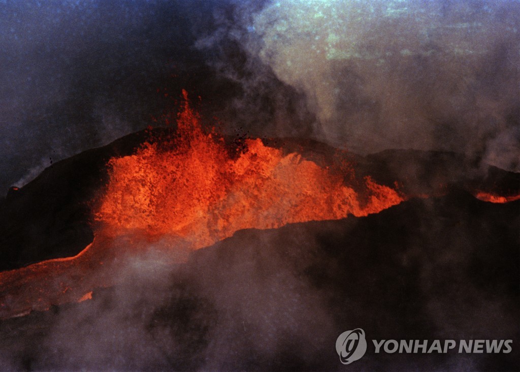 1984년 마우나 로아 화산 분화 장면