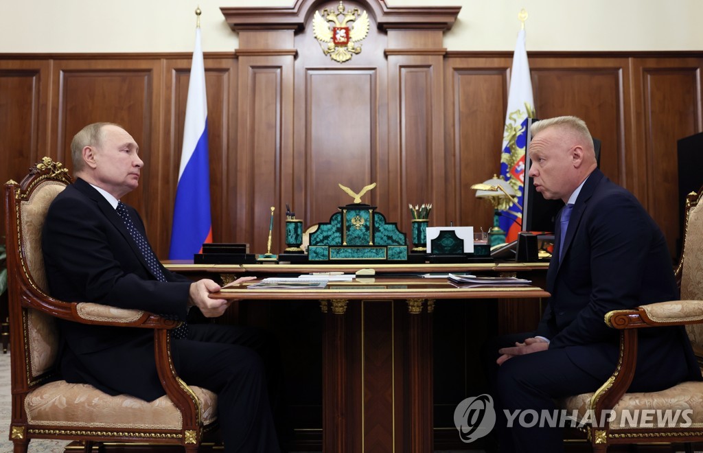 블라디미르 푸틴 러시아 대통령(좌)와 마주 앉은 드미트리 마제핀