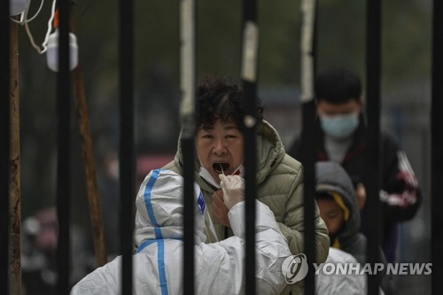 (AP=연합뉴스) 지난달 24일 중국 베이징에서 주민들이 코로나19 검사를 받는 모습. 2022.12.2.