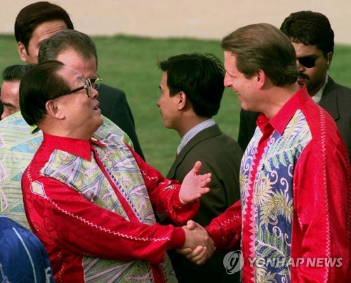 (AP=연합뉴스) 1998년 11월 18일 장쩌민 당시 중국 국가주석이 말레이시아 APEC 정상회의에 참석한 모습. [연합뉴스 자료사진. 재판매 및 DB 금지]