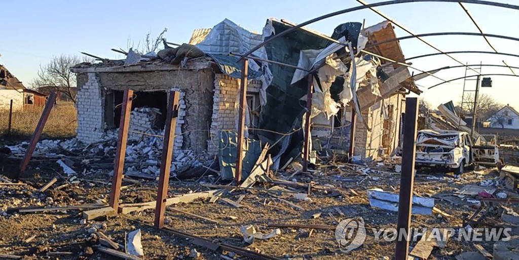 러시아 공습으로 파괴된 건물과 자동차