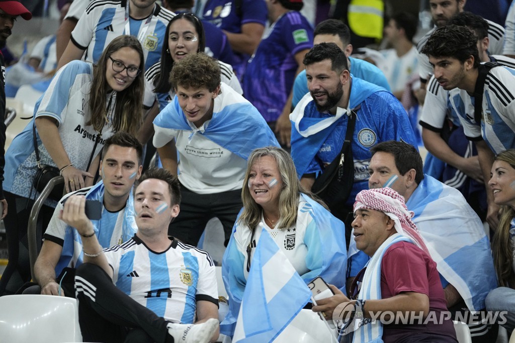 아네티나 경기 시작 전에 브라질 경기를 시청하는 아르헨티나 팬들의 모습. 