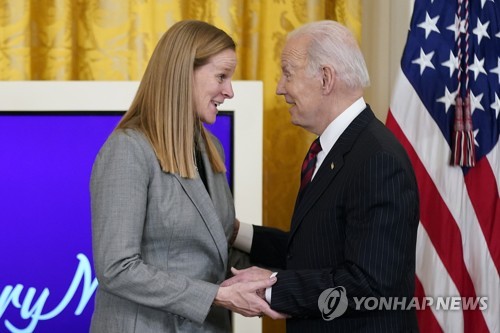 지난 3월 신디 팔로 콘 미국축구협회 회장(왼쪽)과 조 바이든 대통령(오른쪽)