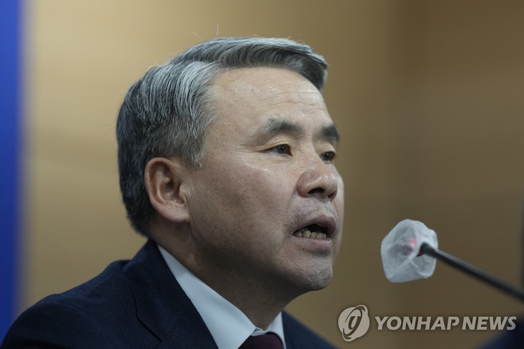 South Korean Defense Minister Lee Jong-sup speaks during a briefing at the government complex in Seoul on Jan. 11, 2023, in this Associated Press photo. (Yonhap) 