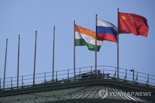 상트페테르부르크의 한 호텔 위에 걸린 러시아와 중국, 인도 국기