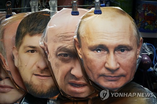 푸틴과 러시아 군벌들…기념품 상점의 판매용 마스크 